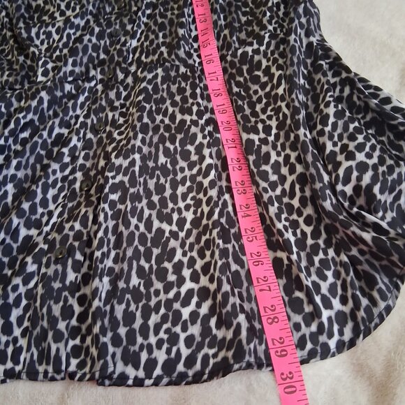 Torrid Women's Size 1X Peplum Satin Button Front Gray Animal Print Top - Picture 13 of 13